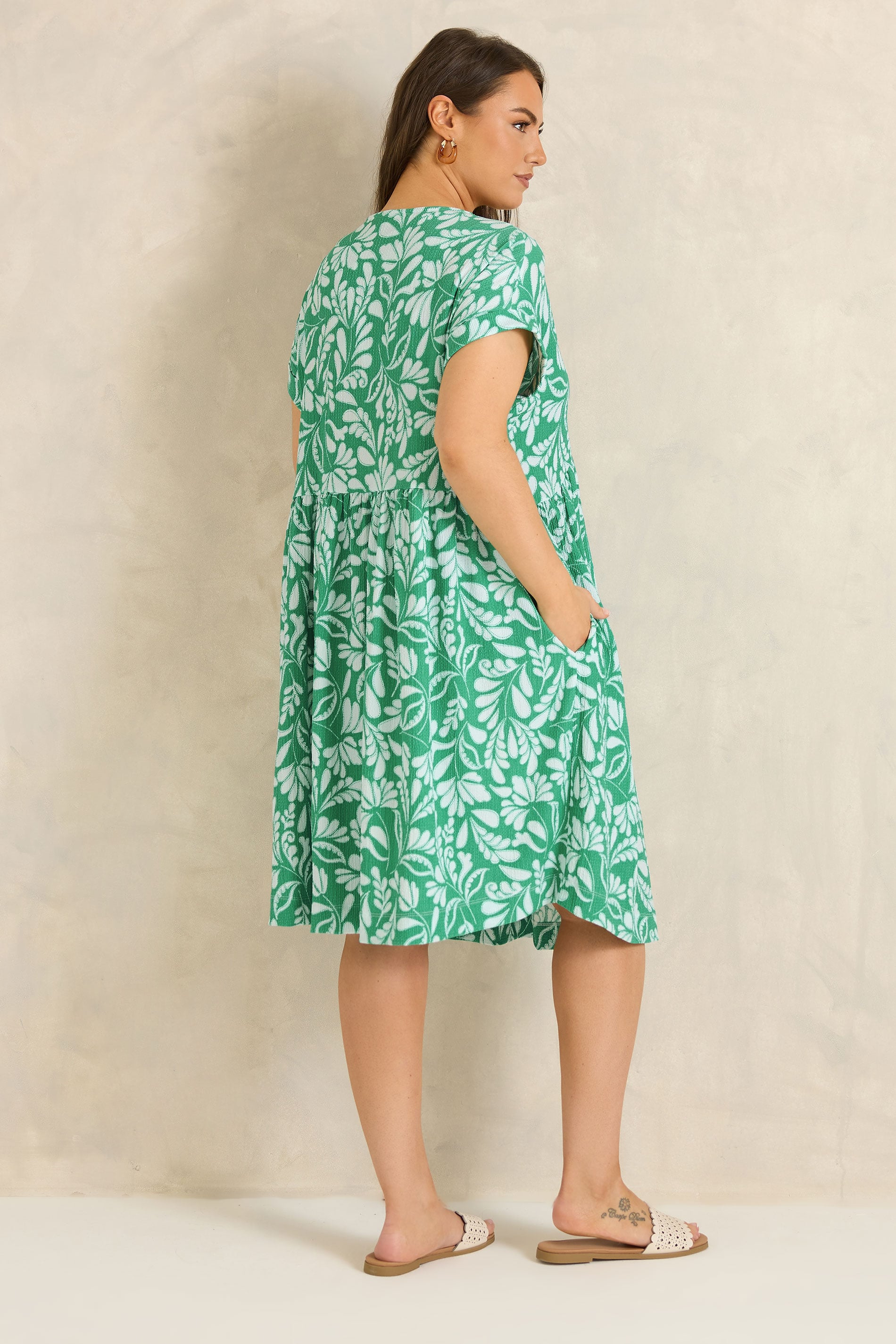 EVANS Plus Size Green Leaf Print Midi Dress | Evans 2