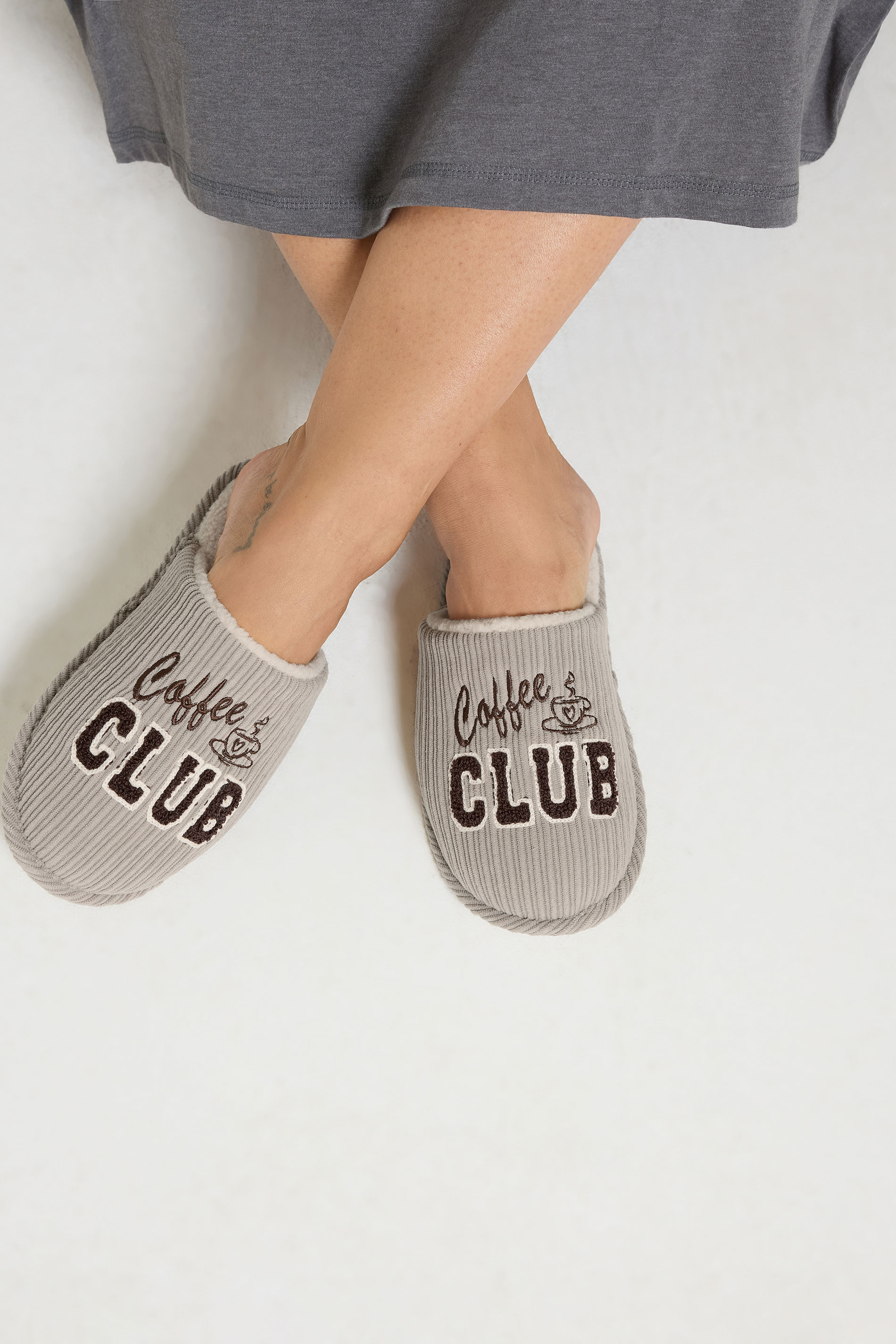 Yours Beigebruine Pantoffels Met 'Coffes Club'slogansize 38-39