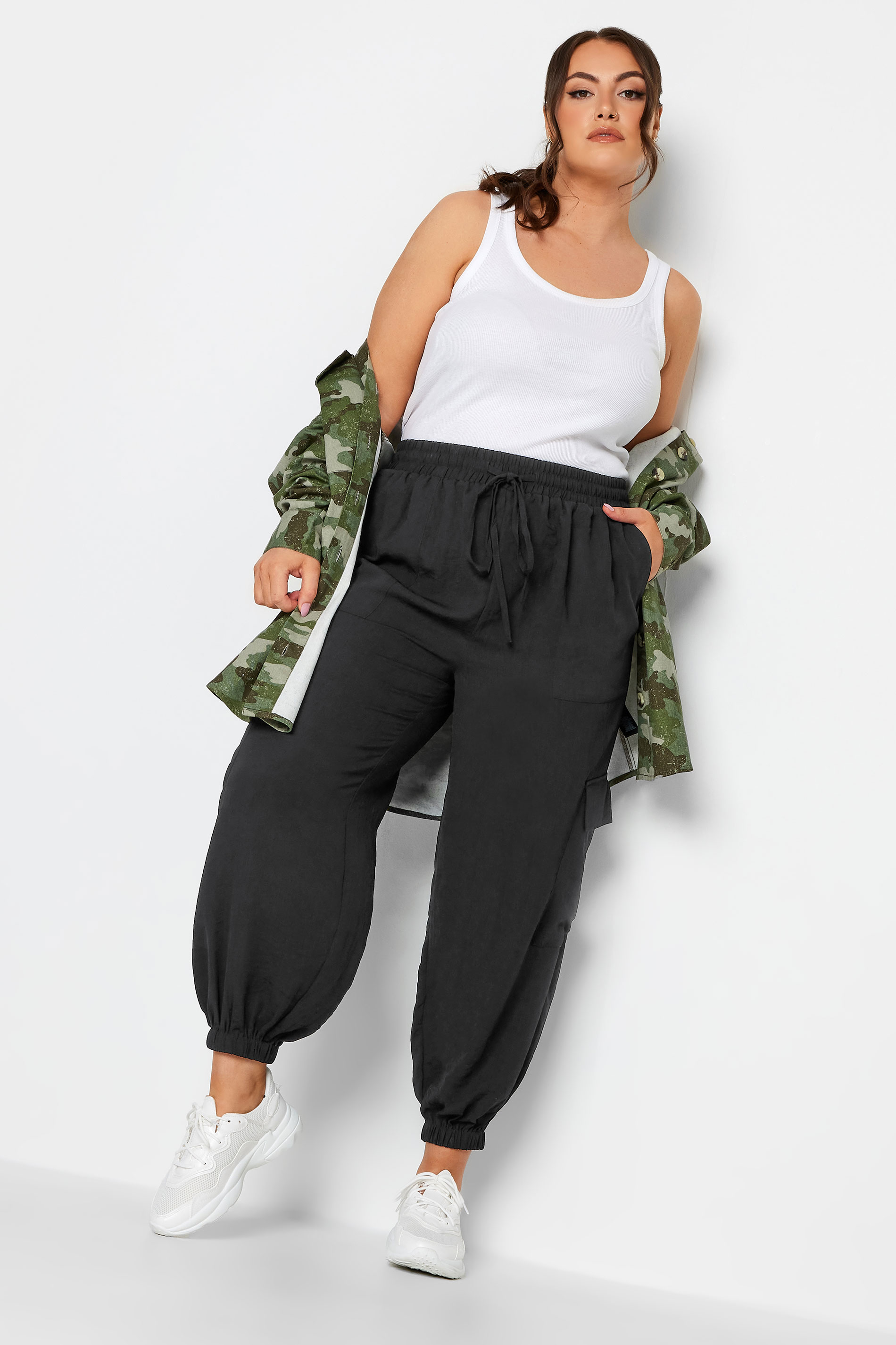 LIMITED COLLECTION Plus Size Black Cargo Pocket Trousers 2