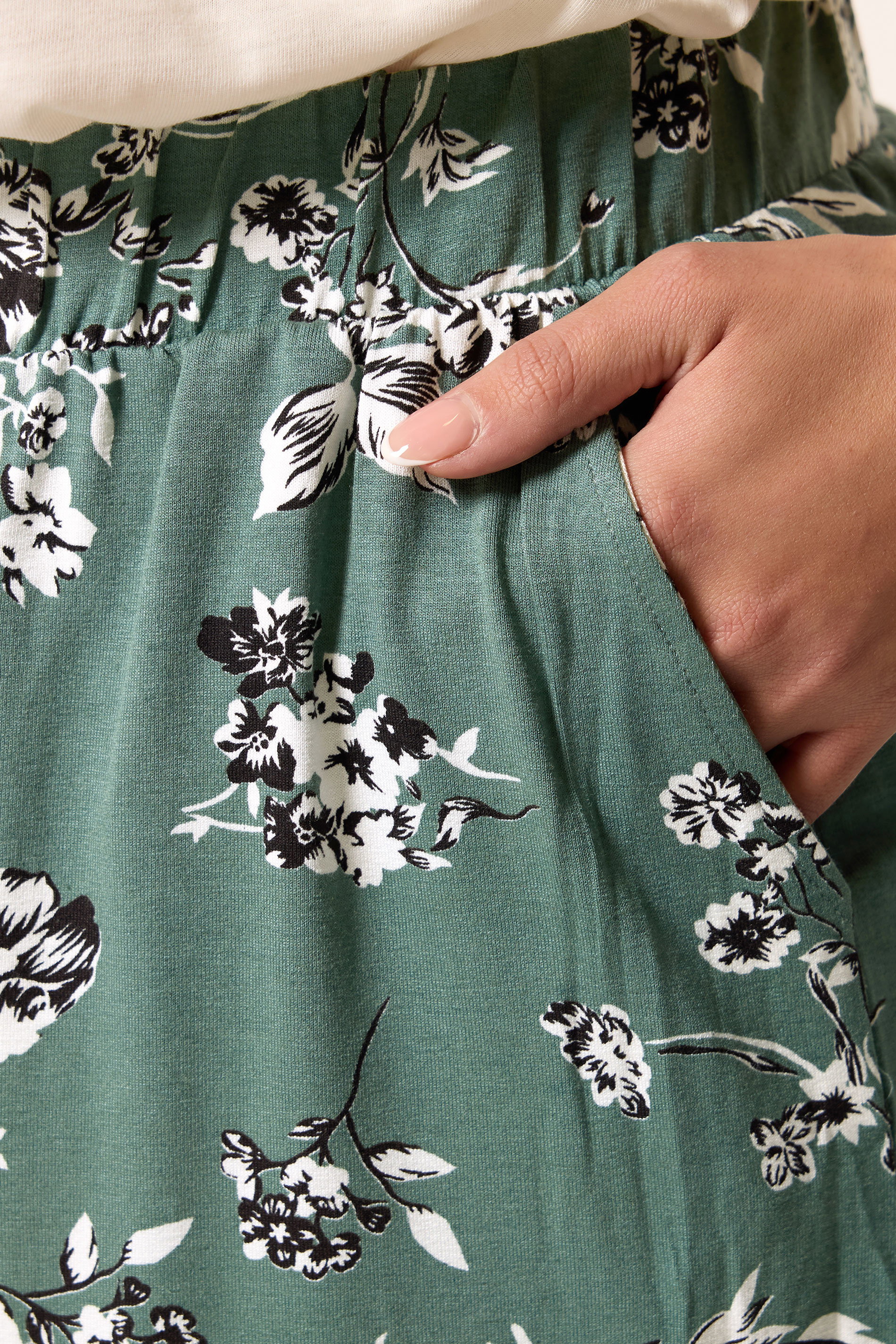 YOURS Plus Size Green Floral Shorts | Yours Clothing 4