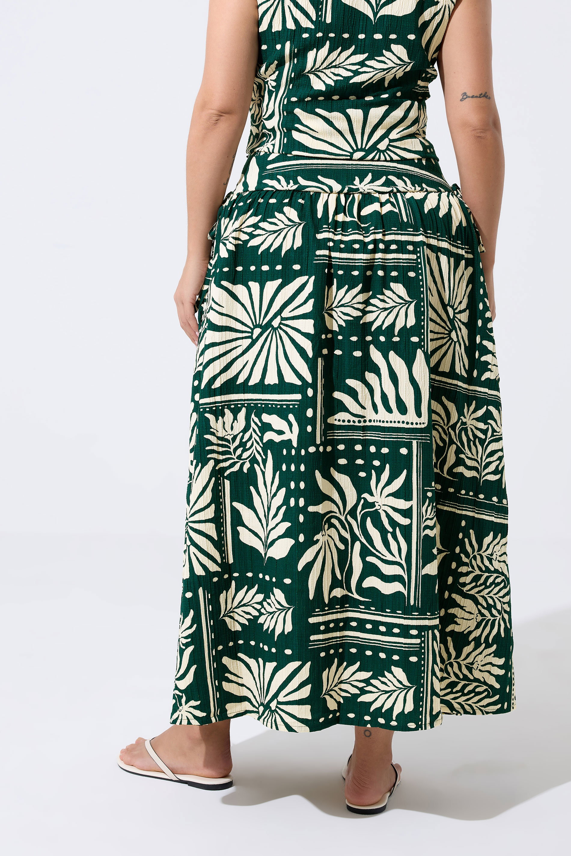 LIMITED COLLECTION Plus Size Black Abstract Palm Print Skirt | Yours Clothing 2