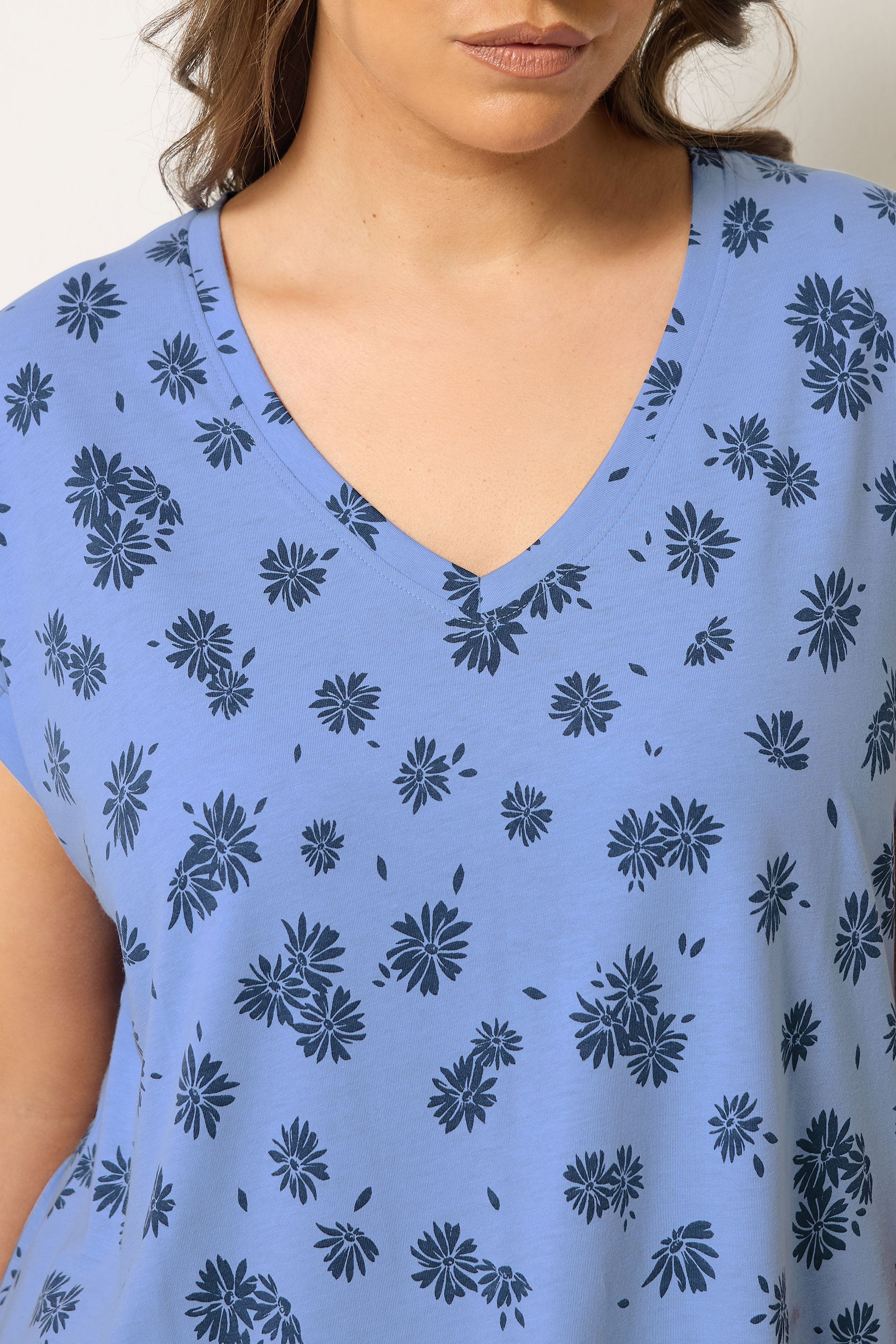 YOURS Plus Size Blue Daisy Print V-Neck T-Shirt | Yours Clothing 4