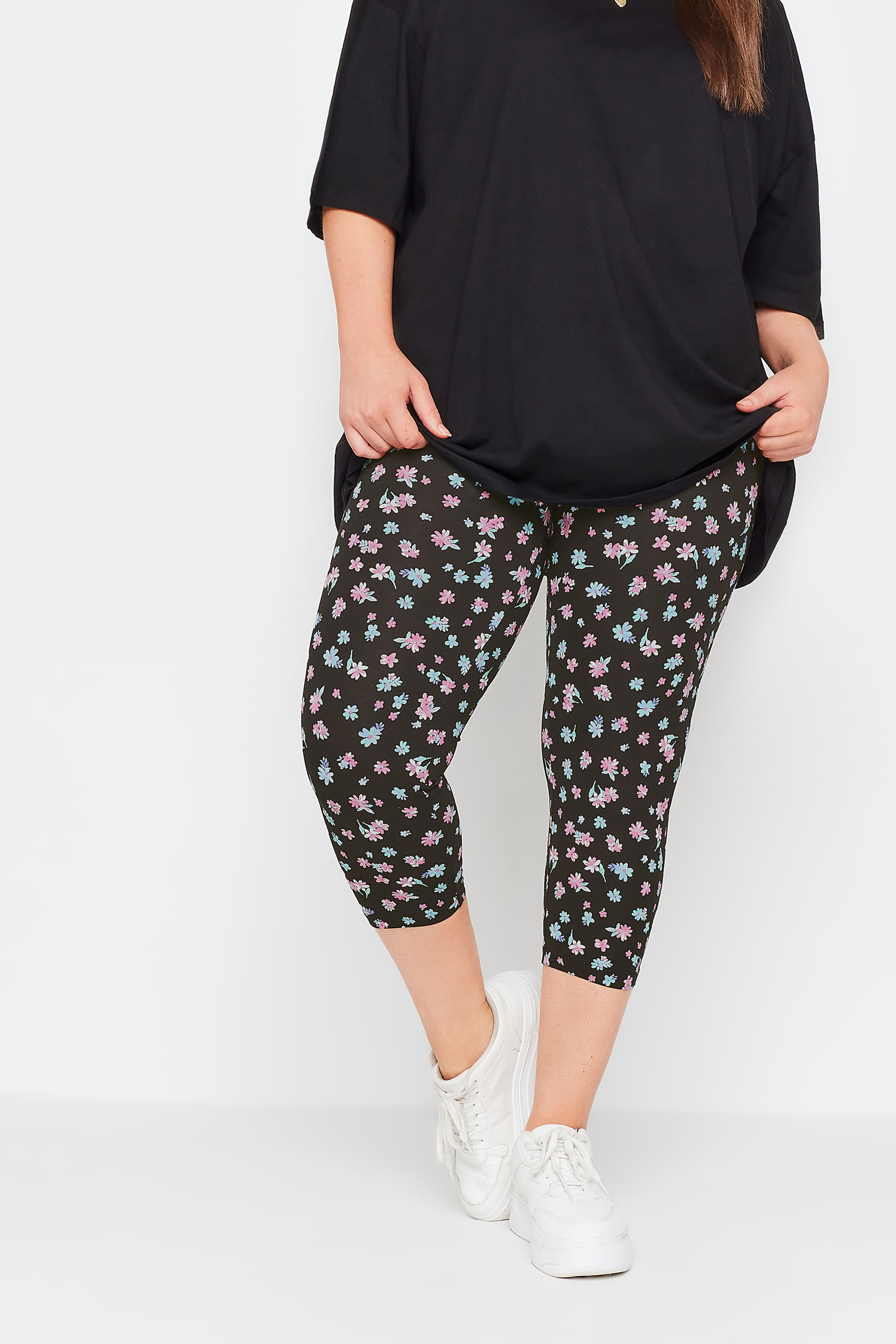 YOURS Plus Size 2 PACK Black & White Ditsy Floral Print Cropped Leggings | Yours Clothing 2