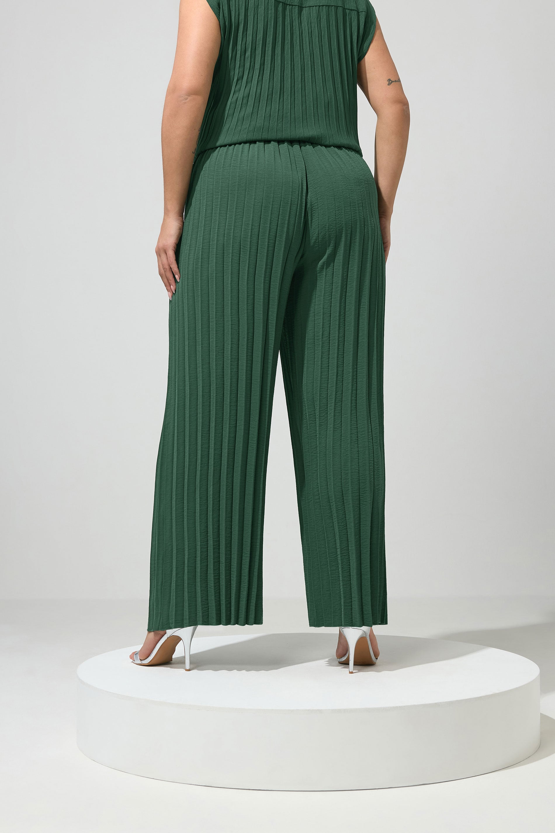 YOURS LONDON Plus Size Green Pleated Trousers | Yours Clothing 2