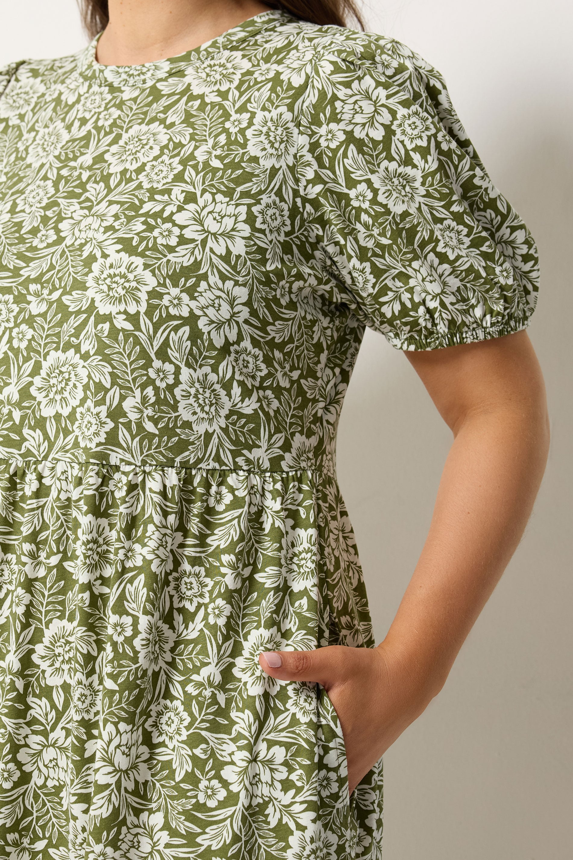 YOURS Plus Size Green Floral Tiered Maxi Dress | Yours Clothing 4