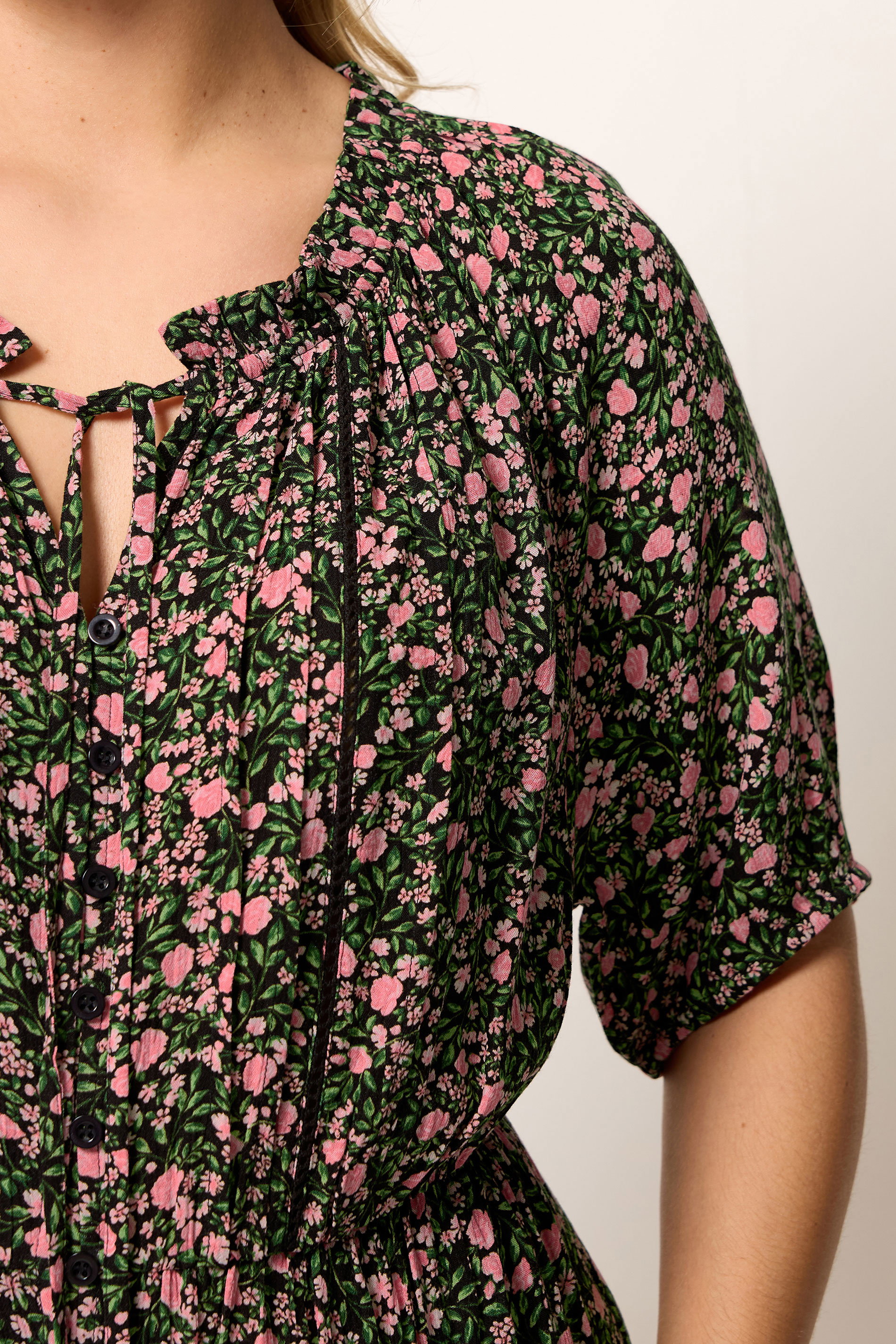 YOURS Plus Size Black Ditsy Floral Pintuck Maxi Dress | Yours Clothing 4