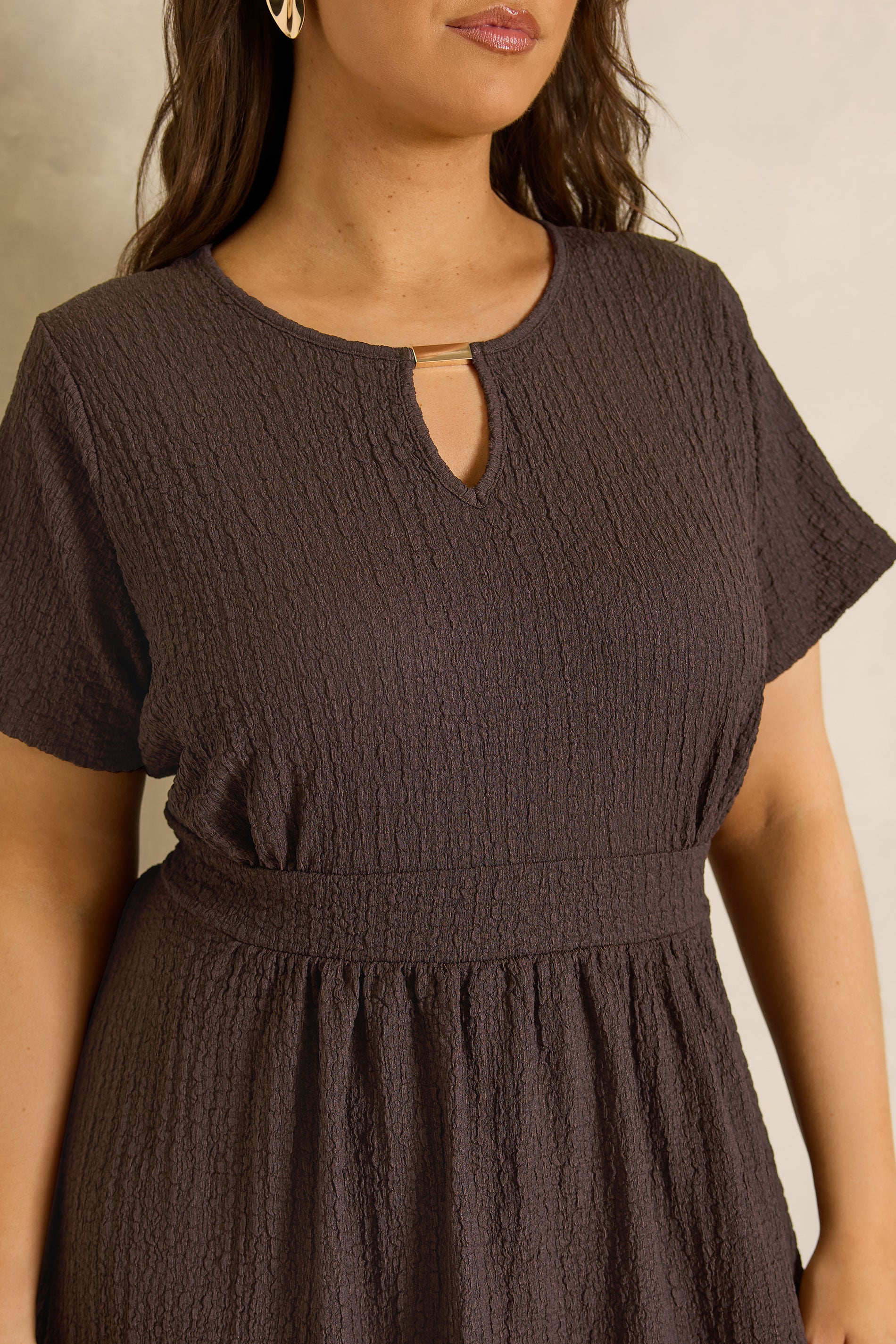 EVANS Plus Size Chocolate Brown Keyhole Textured Maxi Dress | Evans 4
