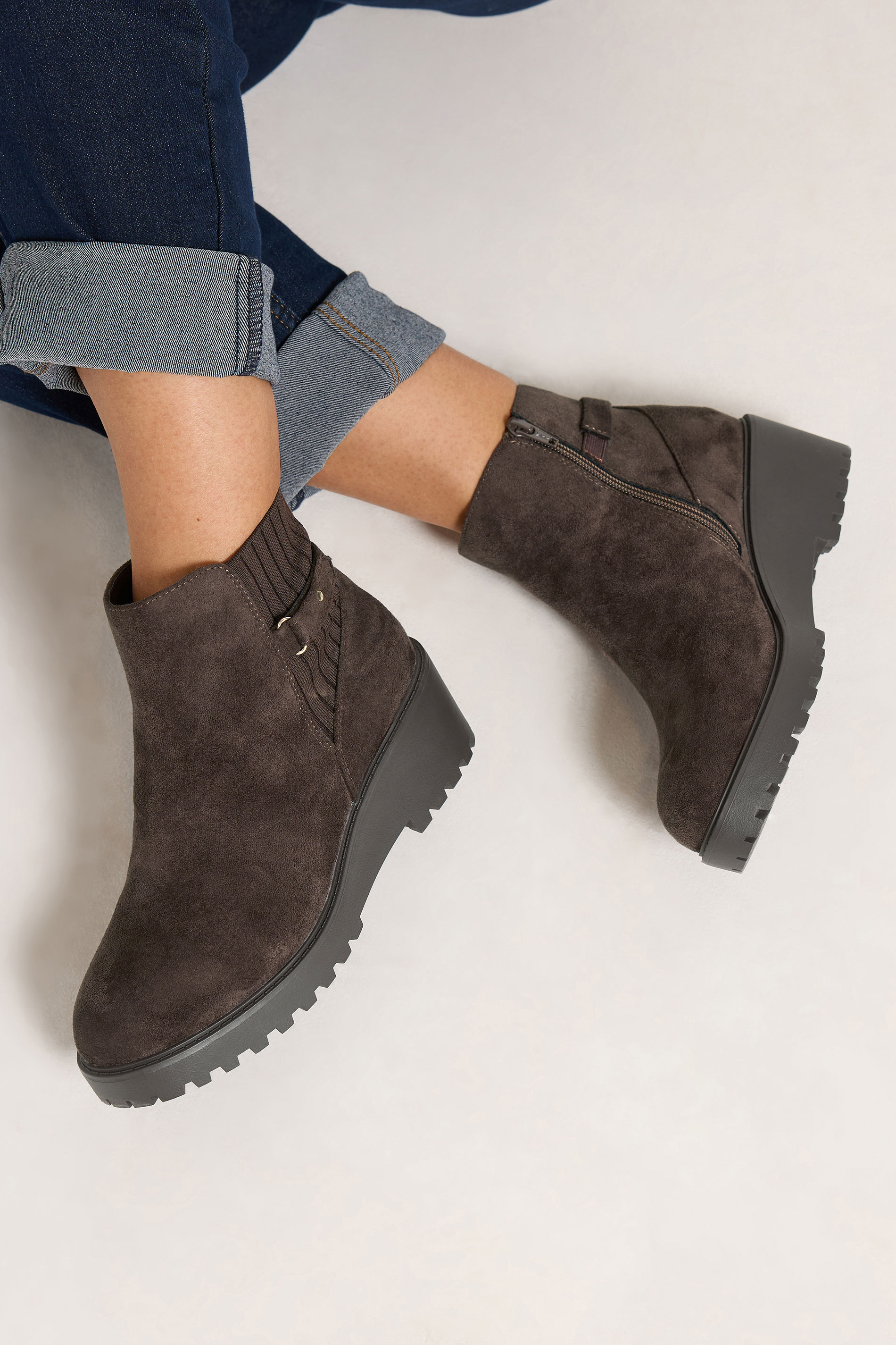 Yours Bruine Laarzen Met Sleehak En Gespdetail In Extra Brede Eeepasvormsize 37EEE