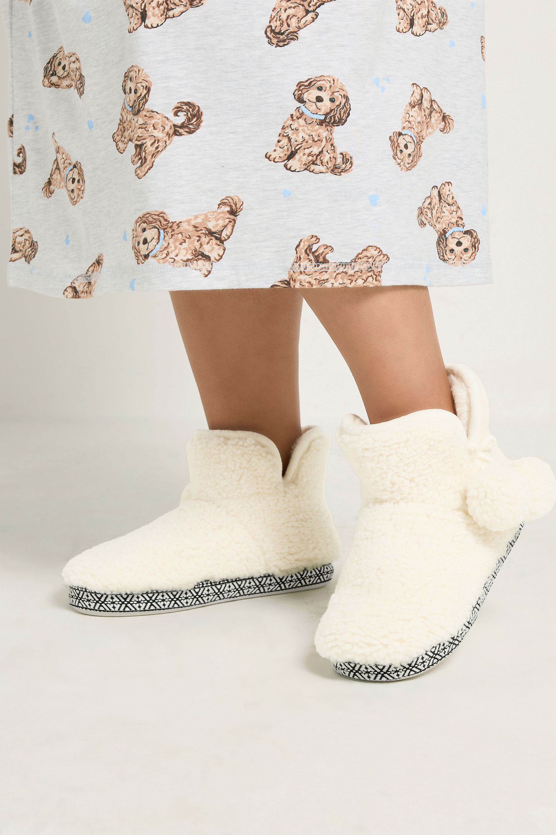 Yours Witte Pantoffellaarzen Van Imitatiebont Met Pomponssize 38-39