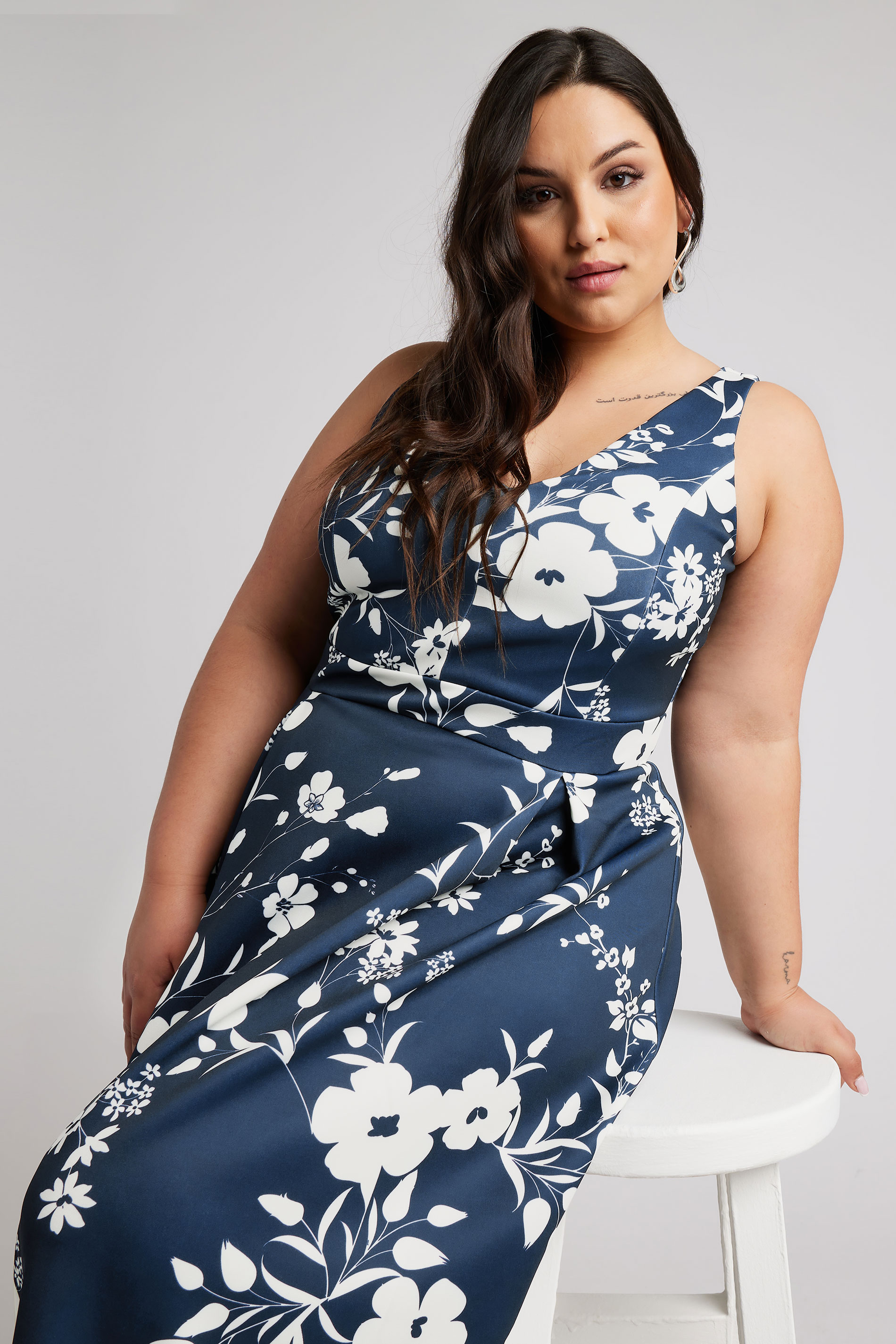 YOURS LONDON Plus Size Navy Blue Floral Pleat Dress | Yours Clothing 2