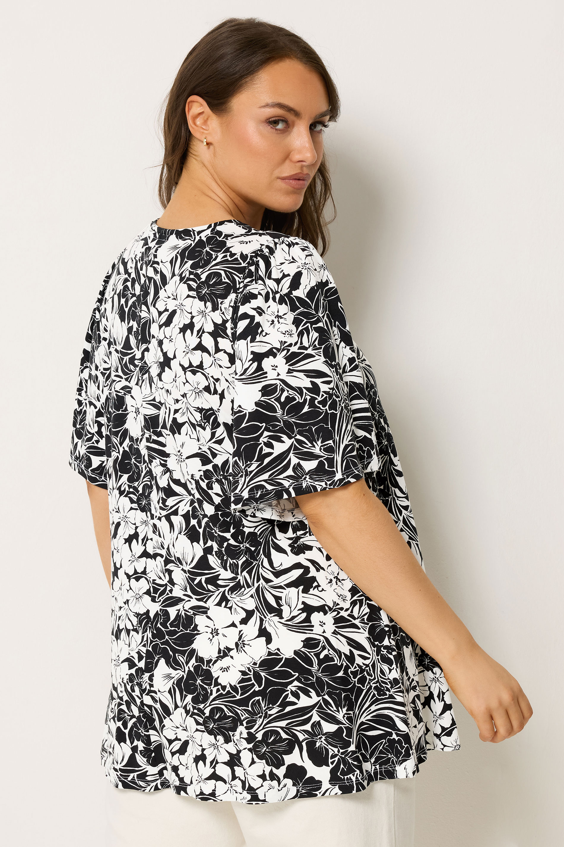 YOURS Plus Size Black & White Floral Pleated Swing Top | Yours Clothing 2