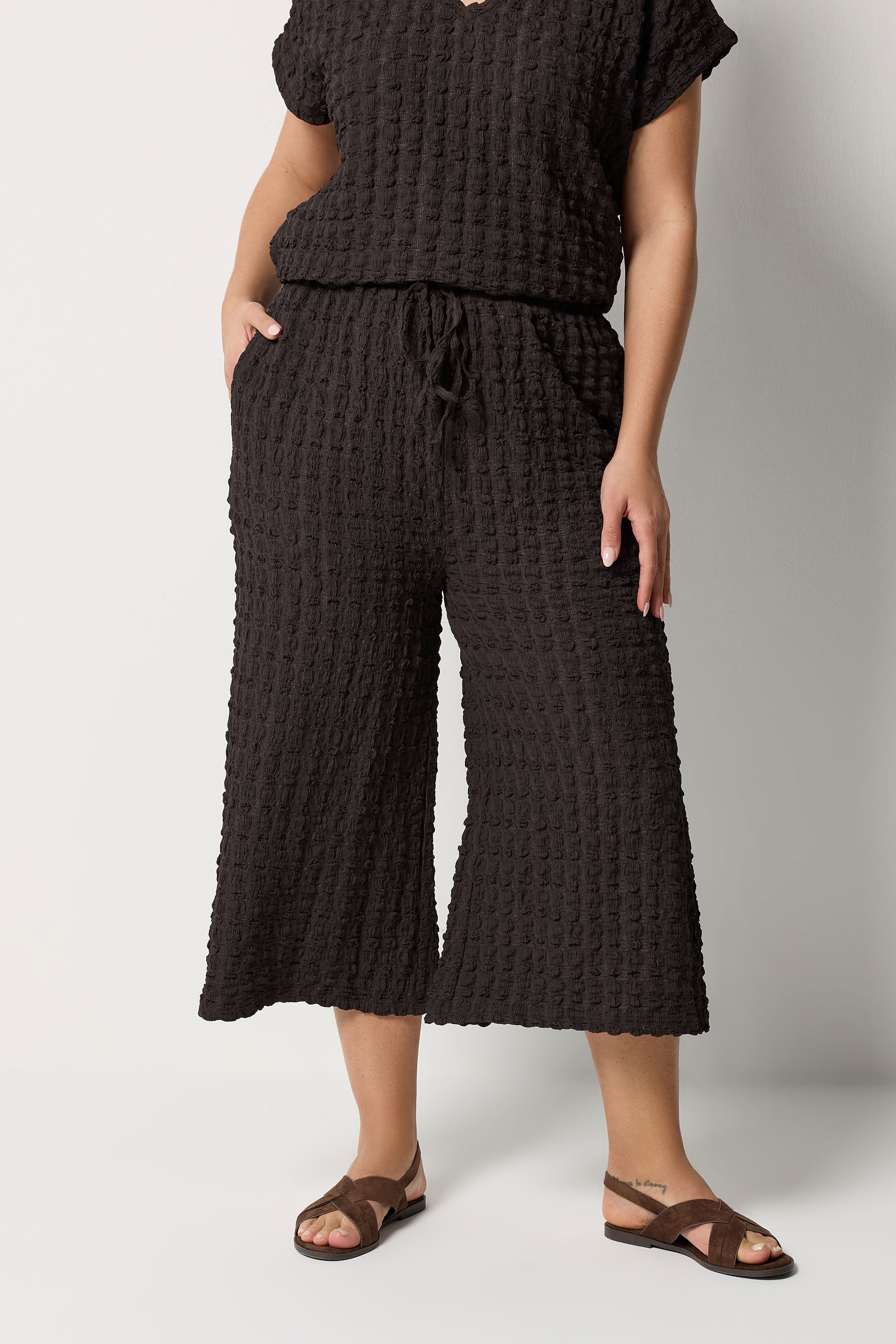 YOURS Curve Brown Bubble Textured Cropped Trousers 3