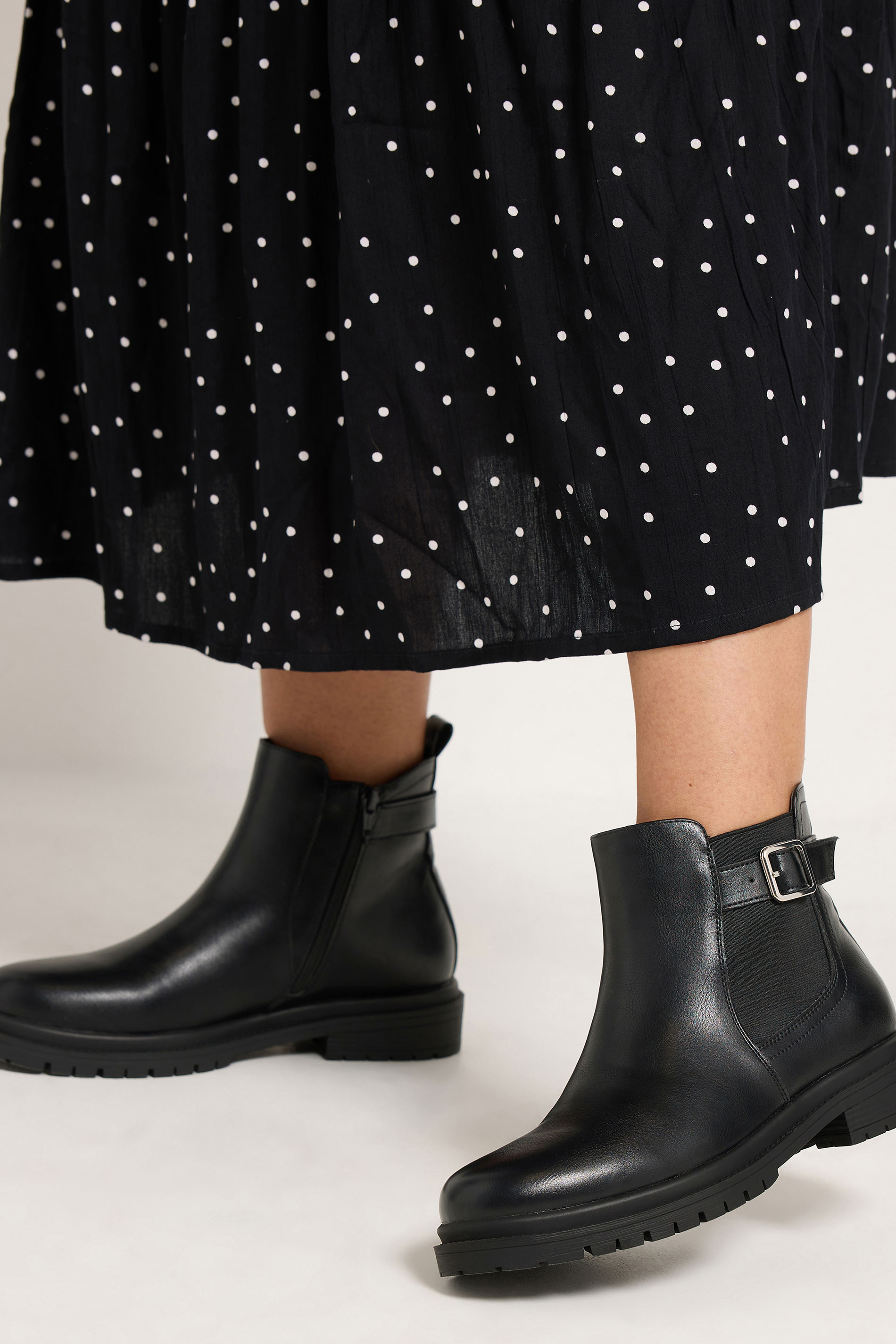 Yours Zwarte Imitatieleren Chelsea Boots Met Gesp In Brede Epasvorm & Extra Brede Eeepasvormsize 37EEE