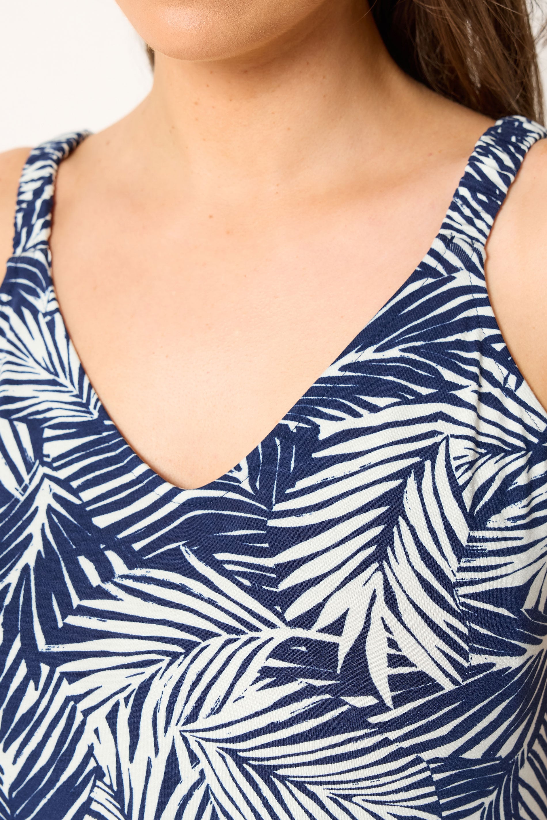 YOURS Plus Size Navy Blue Palm Leaf Throw On Dress | Yours Clothing 4