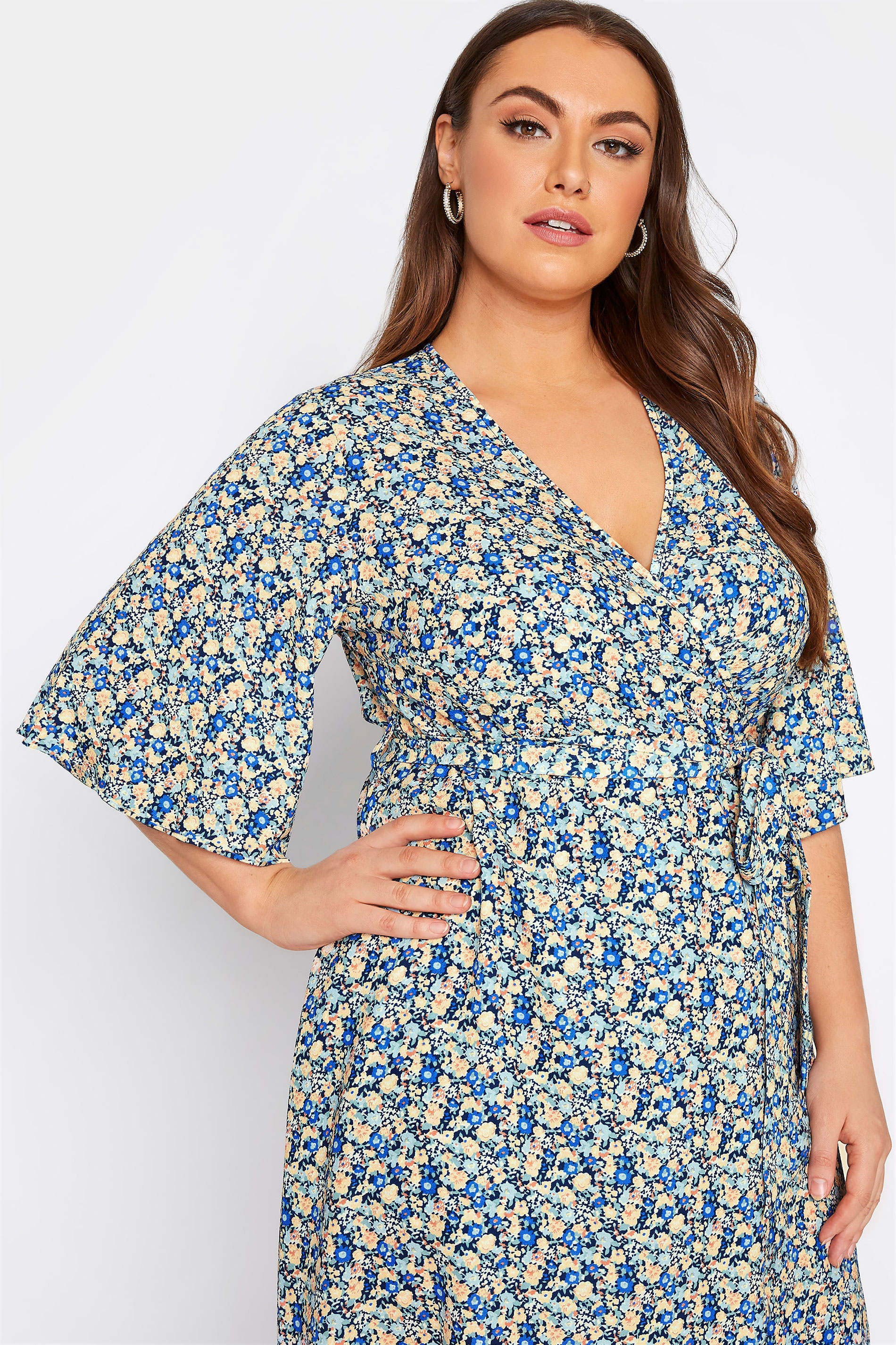 Robes Grande Taille Grande taille  Robes Portefeuilles | YOURS LONDON - Robe Bleue Floral Cache-Coeur - BY00897