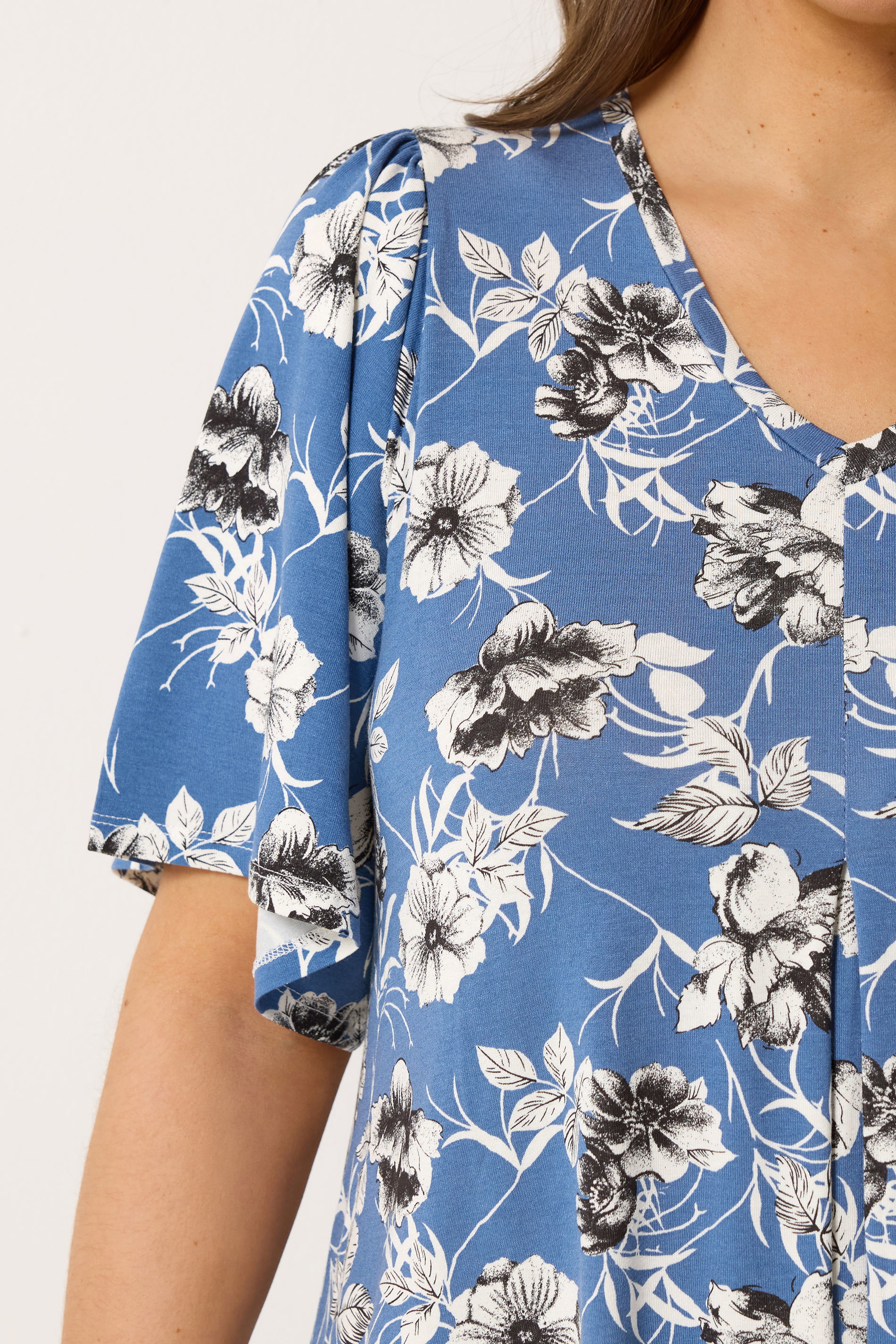 YOURS Plus Size Blue Floral Pleat Front Short Sleeve Top | Yours Clothing 4