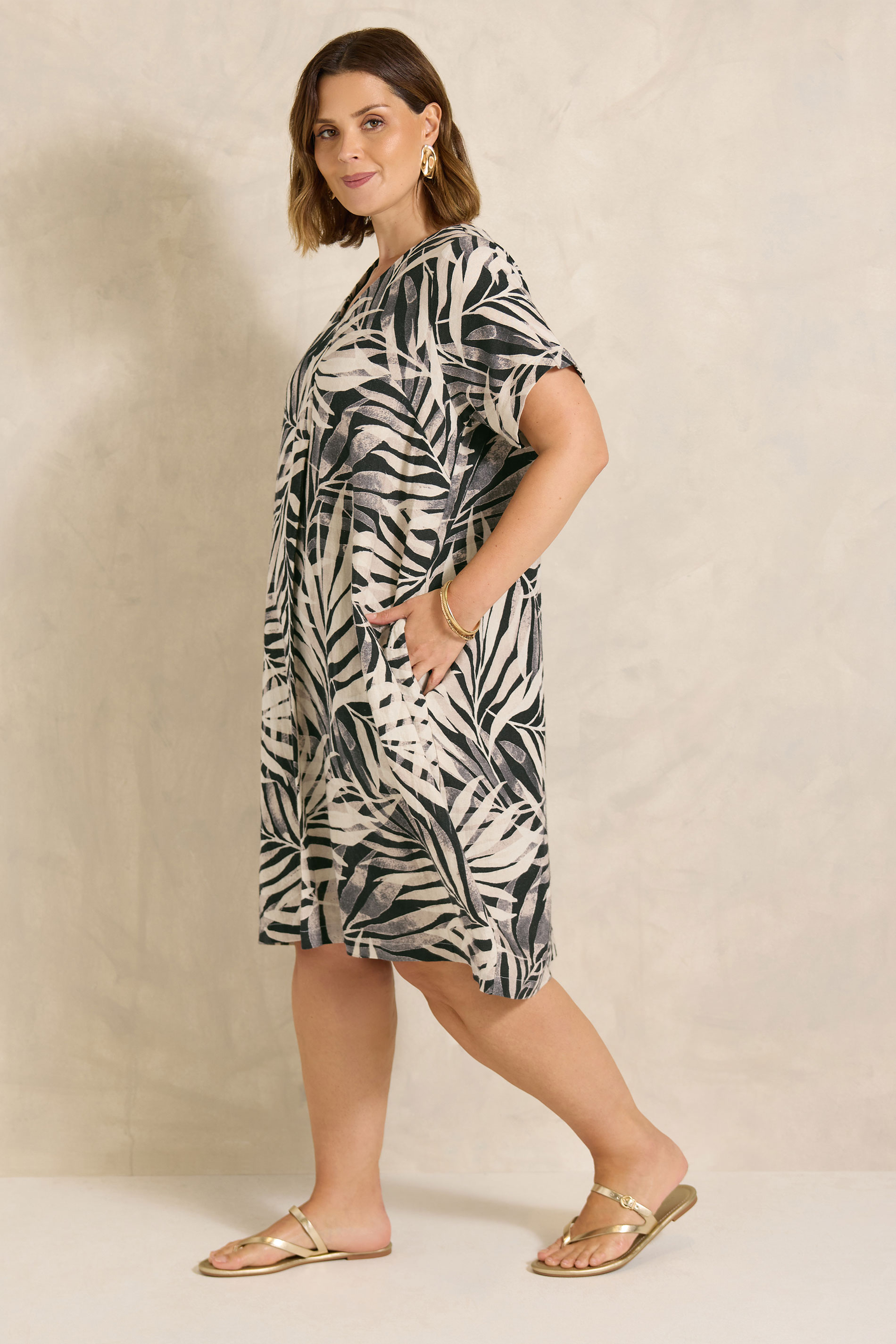 EVANS Plus Size Black Mono Palm Pleat Dress | Evans 2