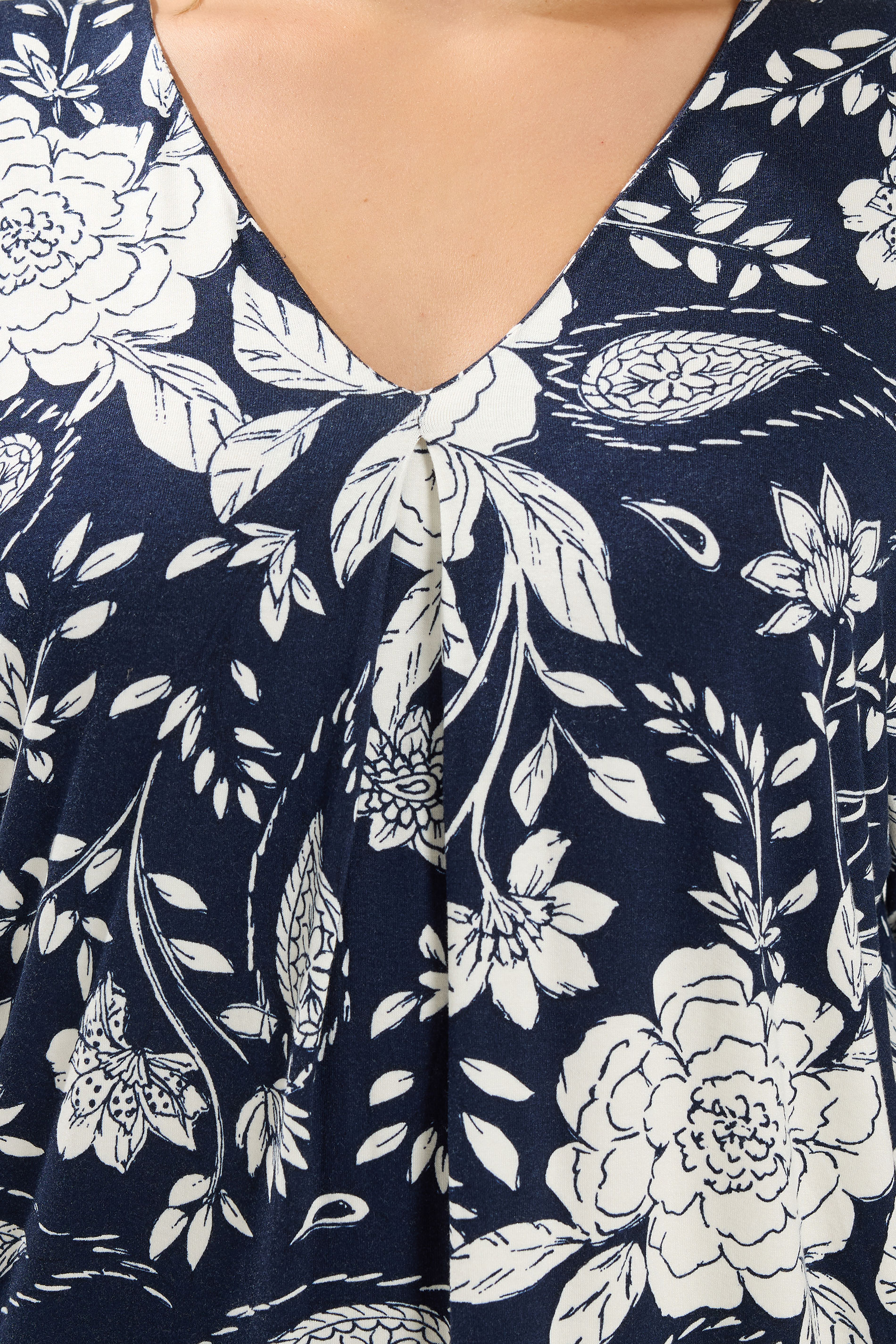 YOURS Plus Size Navy Blue Floral Print Pleat Front Top | Yours Clothing 4