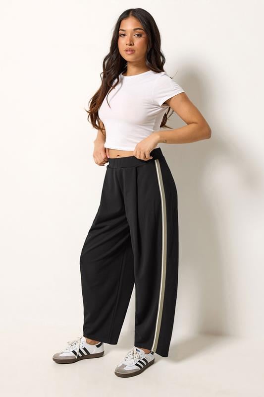 PixieGirl Petite zwarte broek met zijstreepdetail barrel leg 