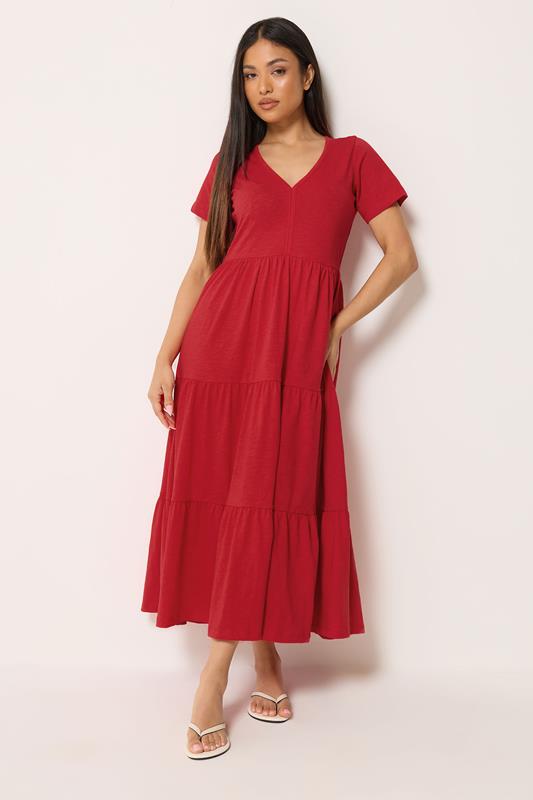 M&Co gestuftes Maxikleid in Rot mit gekerbtem Ausschnitt aus Baumwolle in Petite