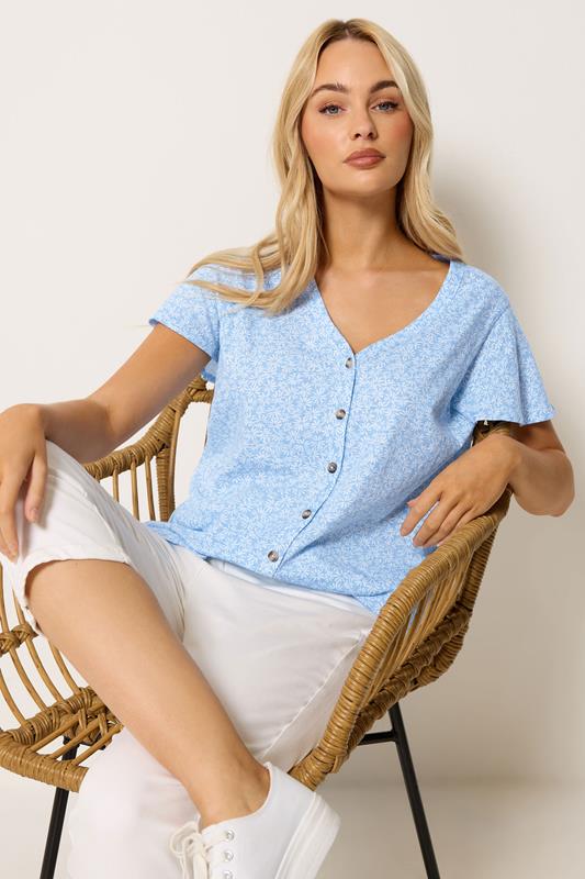  M&Co Chemise bleue à fleurs en coton à manches volantées