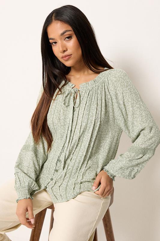  M&Co Petite – Bluse in Salbeigrün mit geblümten Saumdetails und Schleife am Ausschnitt