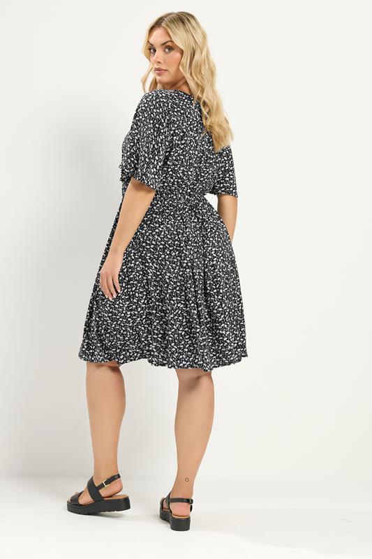 YOURS Plus Size Black Daisy Floral Smock Mini Dress | Yours Clothing 2