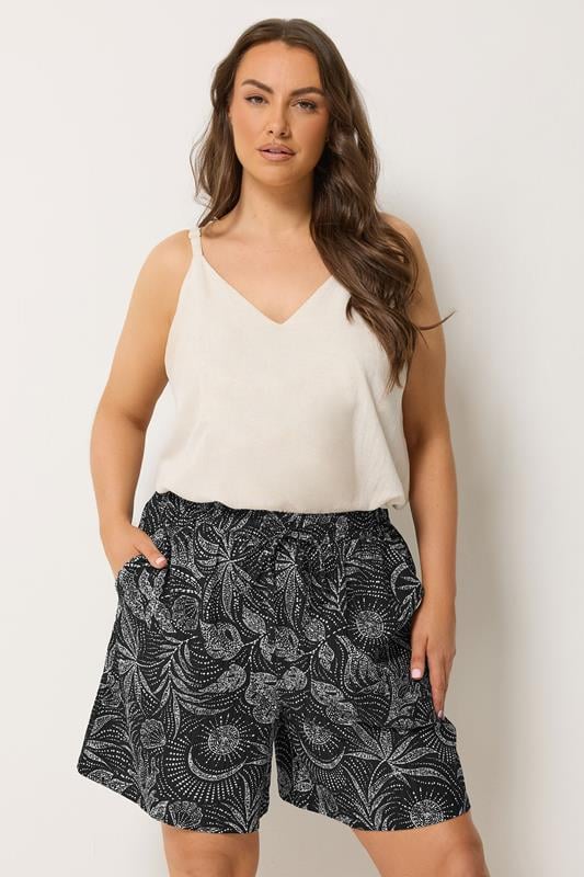  YOURS – Shorts in Schwarz mit sommerlichem Muster in Knitteroptik