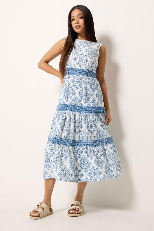  M&Co Petite Midikleid in Hellblau mit blauem Kachelmuster und Stufenrock