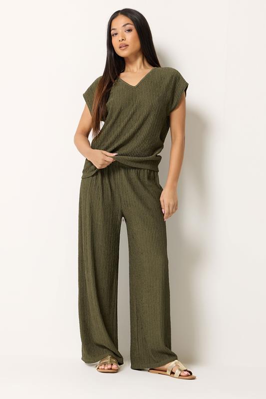  M&Co Petite pantalones verdes caqui con textura de pernera ancha