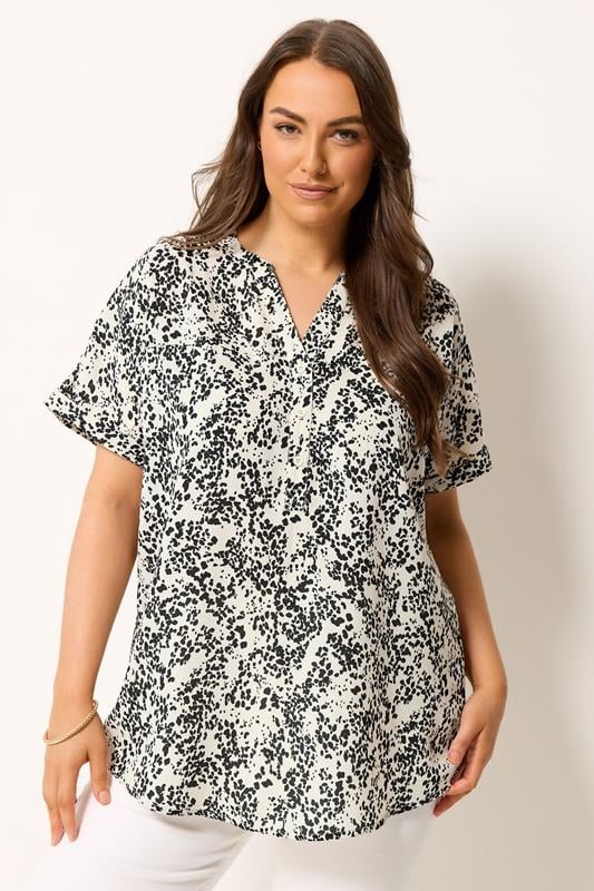  YOURS blusa con estampado de dálmata y con vuelo color marfil 