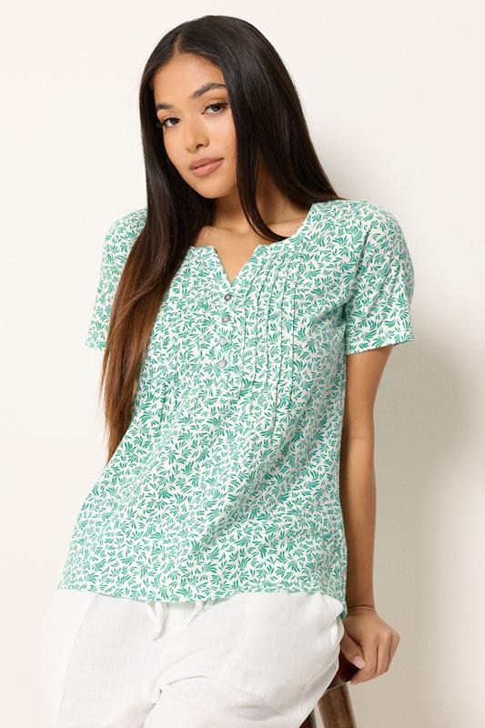  M&Co Petite Henley-Oberteil in Weiß und Grün aus Baumwolle mit Blattmuster