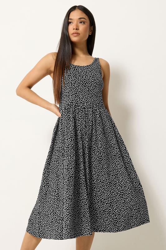 M&Co Petite – Gepunktetes Minikleid in Schwarz