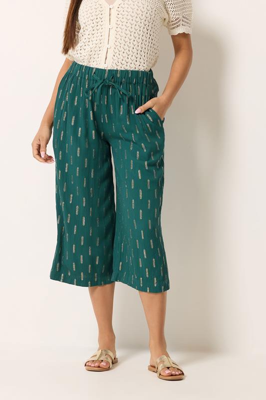  M&Co Petite pantalones con brillo de pernera ancha color verde azulado con detalle