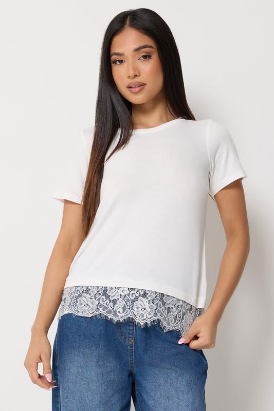  M&Co Petite camiseta blanca marfil con bajo de encaje