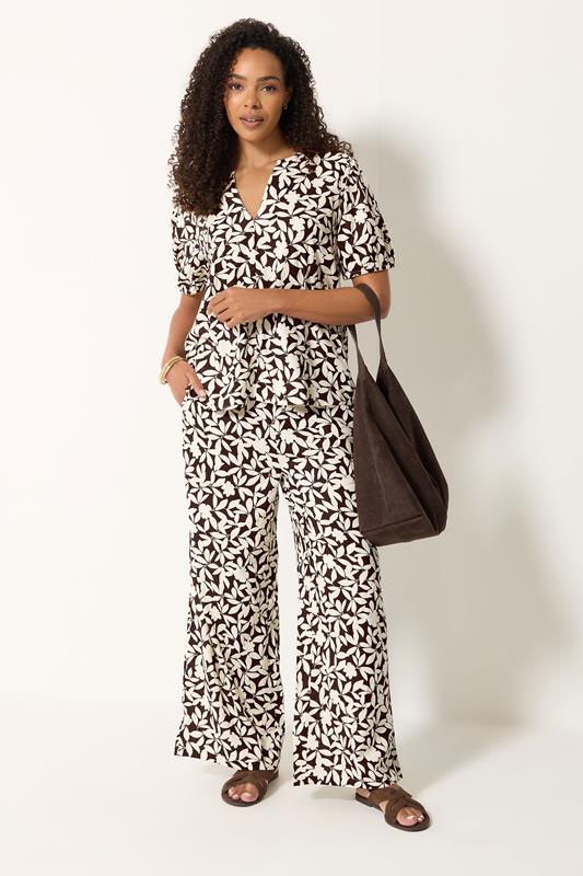  M&Co Set aus Oberteil und Hose in Schokobraun und Neutral mit Blätterprint 
