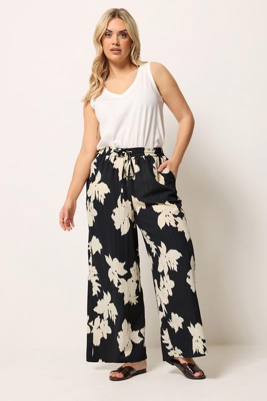  YOURS pantalones negros con diseño floral texturizado de pernera ancha 