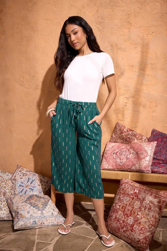  M&Co Petite pantalones con brillo de pernera ancha color verde azulado con detalle