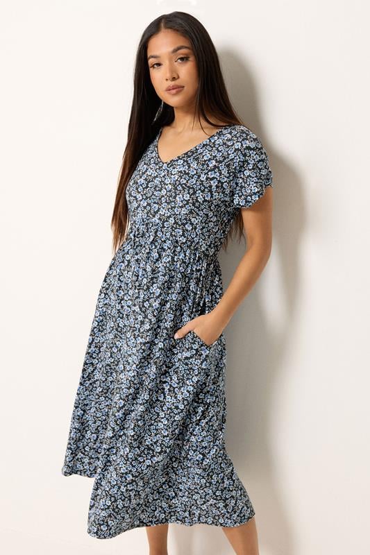  M&Co Petite – Midikleid in Schwarz mit Blumenmuster und V-Ausschnitt