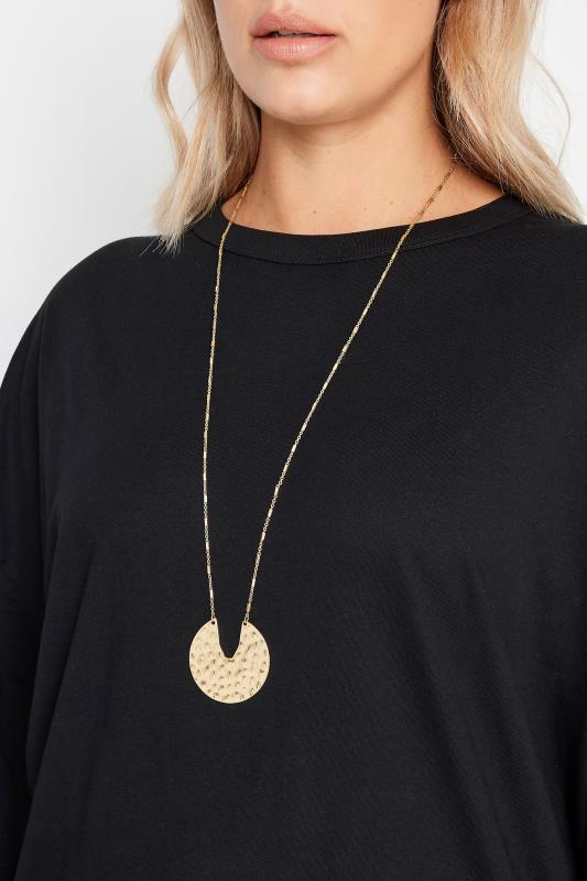 Grande Taille Gold Tone Textured Circle Pendant Necklace