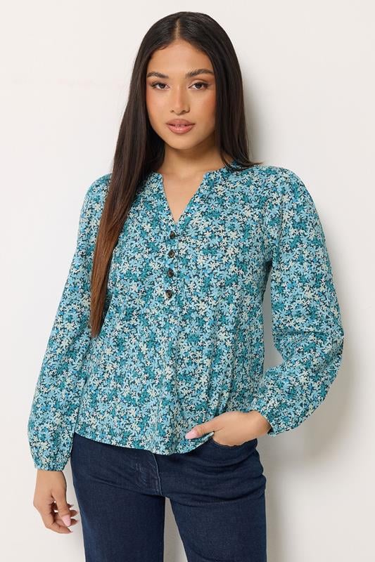  M&Co Langarm-Oberteil in Blau aus Baumwolle mit Blümchenmuster in Petite
