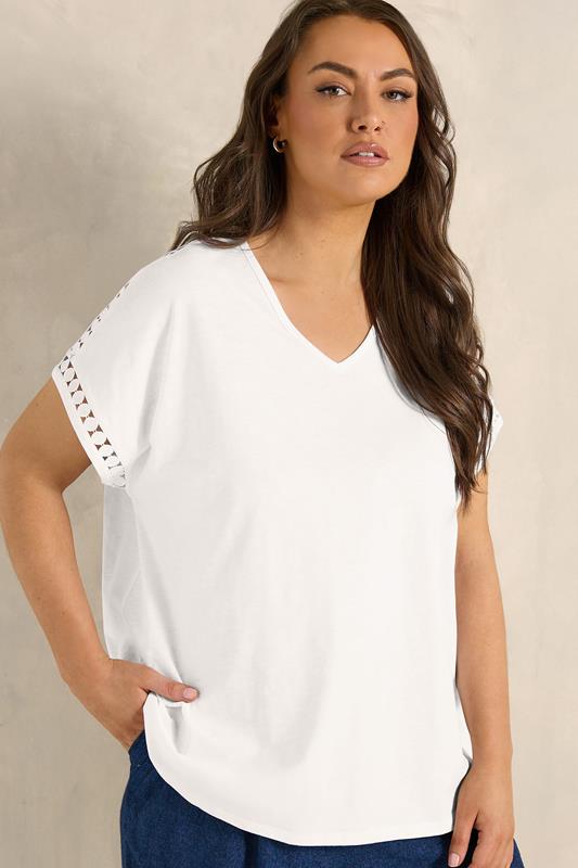  EVANS T-shirt en coton blanc à col en V avec finitions au crochet