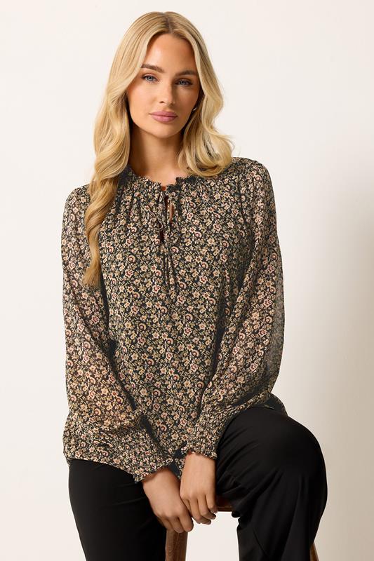  M&Co zwarte blouse met bloemenprint en striksluiting 