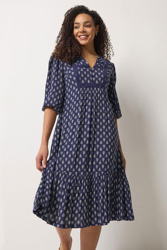  M&Co vestido midi escalonado azul marino con estampado azteca