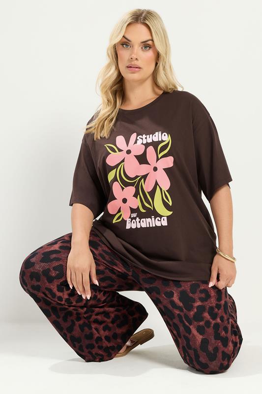  YOURS camiseta marrón chocolate con estampado floral