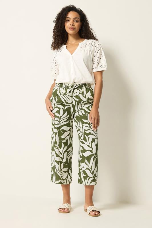  M&Co pantalones capri verde caqui con estampado de hojas