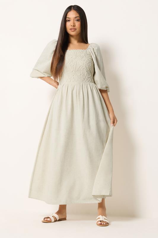  M&Co petite neutrale maxi-jurk met korte mouwen en geborduurde afwerking