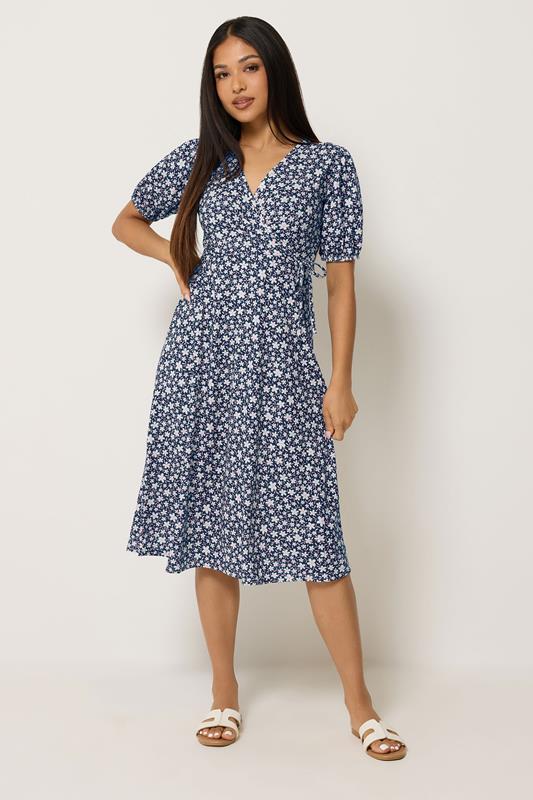 M&Co Petite vestido midi cruzado azul marino con estampado floral