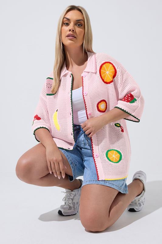  LIMITED COLLECTION – Gestricktes Hemd in Rosa mit Früchteprint