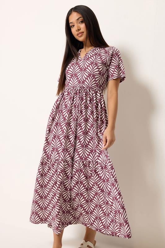  M&Co Petite Maxikleid in Beerenrot aus Baumwolle mit abstraktem Print und Kerbausschnitt 